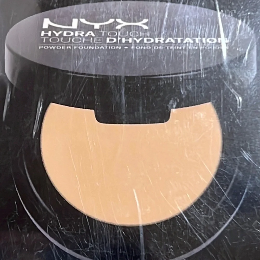 NYX Hydra Touch Powder Foundation - Warm Beige